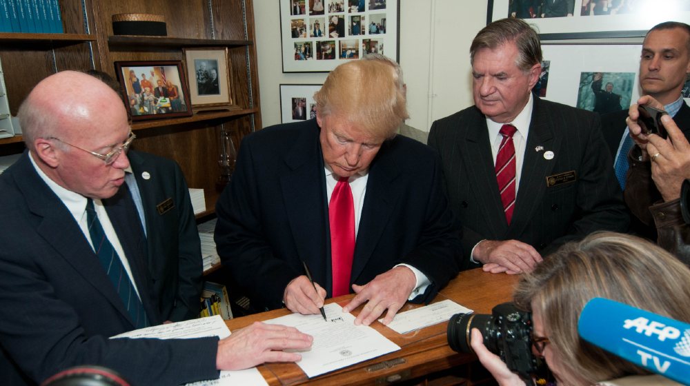 Donald Trump files papers to run in the New Hampshire presidential primary on Nov. 4, 2015-$600 Stimulus Checks-ss-featured