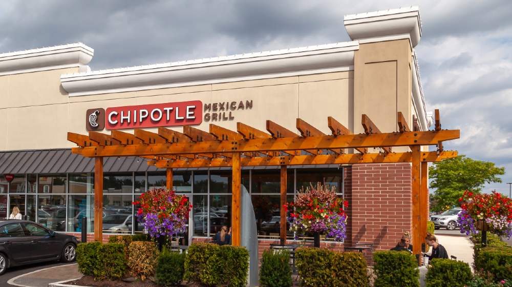 Chipotle Mexican Grill restaurants in Buffalo, New York, USA. Chipotle is an American chain of fast casual restaurants | Chipotle Claims Its Workers Can Earn Six Figures Within 3 Years | Featured