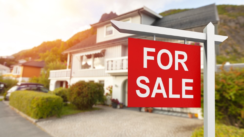 Beautiful urban house with for sale sign | US Home Sales Fall As Prices Reach Record High | featured
