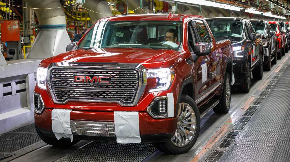 Trucks come off the assembly line at GM's Chevrolet Silverado and GMC Sierra pickup truck | GM Halts Pickup Production As Chip Shortage Continues | featured