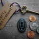 Early Retirement tag with gold key, keyhole and coins | Several Ways to Retire Early | featured