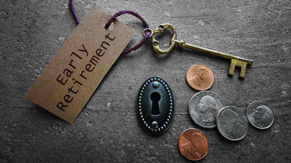 Early Retirement tag with gold key, keyhole and coins | Several Ways to Retire Early | featured