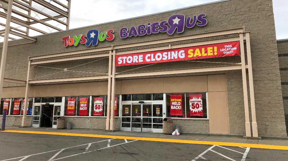 Toys R Us store front | Toys R Us Is Making a ComeBack, Partners with Macy’s | featured