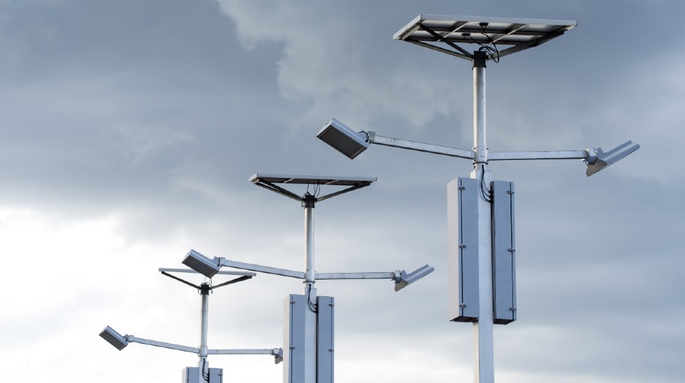 LED Solar Lighting | 4 Benefits Of Solar LED Lights For Parking Lots | featured
