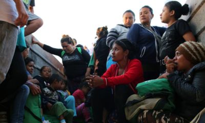 A Honduran woman fleeing poverty and gang violence in the second caravan to the U.S. | New migrant caravan departs from southern Mexico | featured