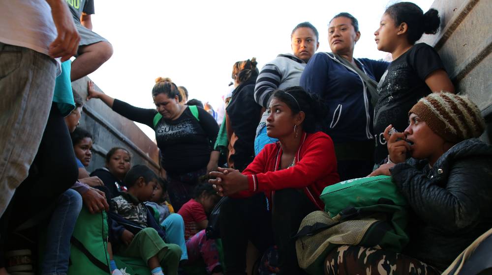 A Honduran woman fleeing poverty and gang violence in the second caravan to the U.S. | New migrant caravan departs from southern Mexico | featured