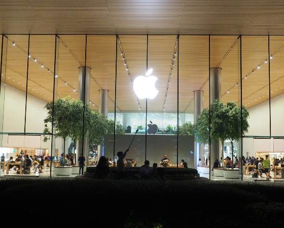 The first Apple Store in Thailand at night | 3 trillion