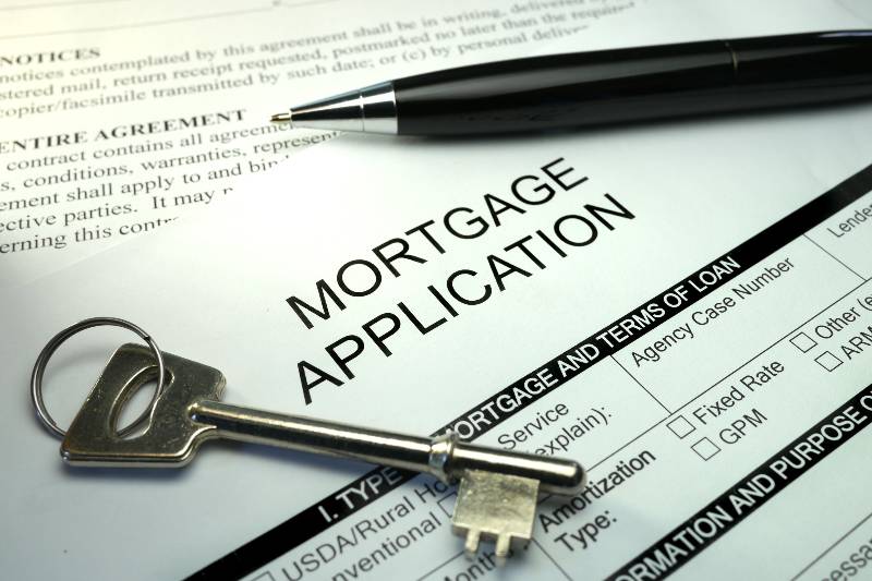 pen and key on mortgage application form | MBA Says Mortgage Applications Down By 10% Last Week