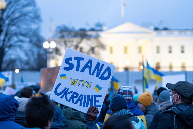 Anti-war Protesters holding pro-Ukraine signs outside the White House | What Took Biden So Long To Support Ukraine?