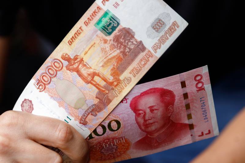 Chinese yuan and Russian rubles in hand | 200-300 Russian Firms Inquiring About Opening Chinese Bank Accounts