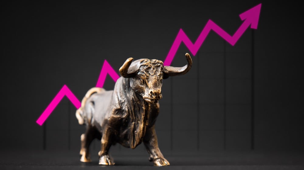 Bronze bull figurine in front of a graph with an arrow indicating uptrend in business and markets-S&P 500-ss-featured
