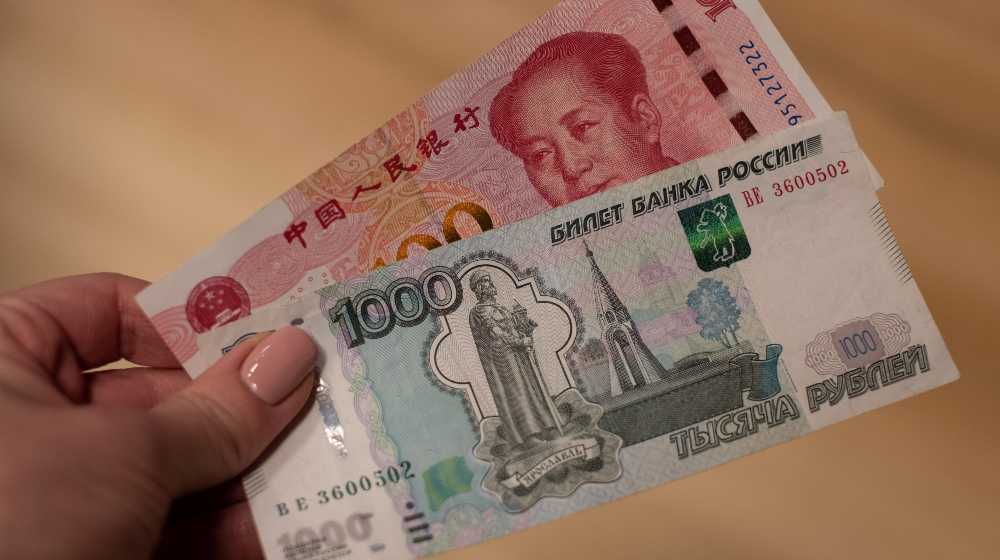 Chinese yuan and Russian ruble banknotes | Russian Firms Rush To Chinese Banks To Open Accounts | featured