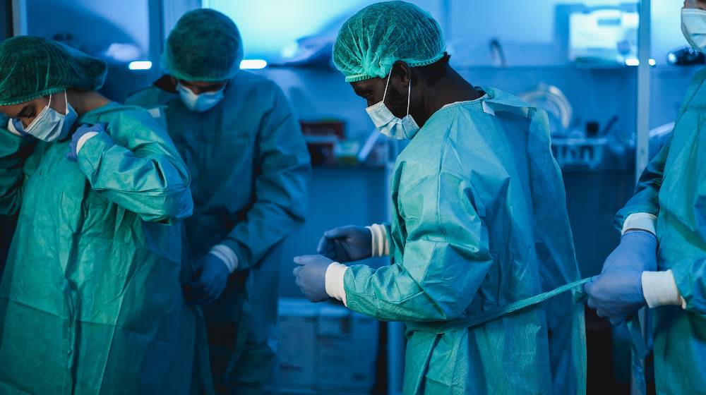 Doctors at work inside hospital during coronavirus outbreak - Medical worker on Covid-19 crisis wearing face protective mask | US Hospitals Struggle As Delta Surges But Stimulus Runs Out | featured