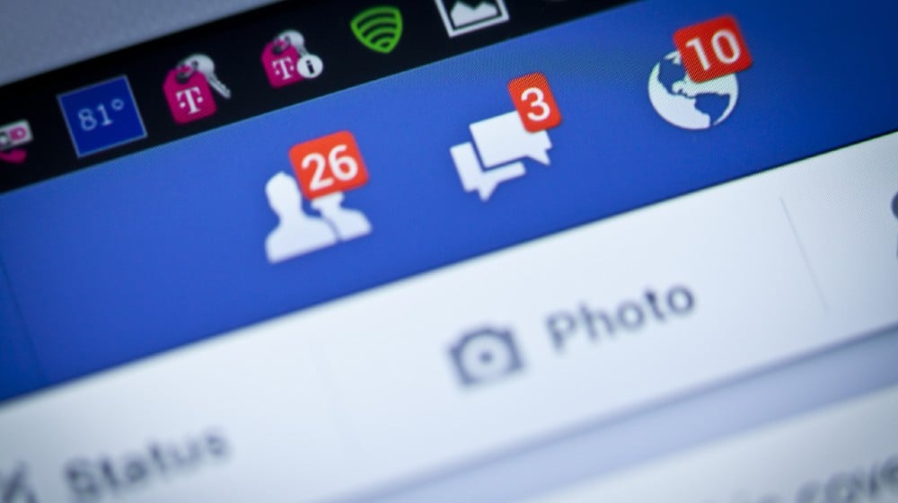 Facebook notifications of friend request ,message and notification on a smart phone-48 States Sue Facebook-ss-featured