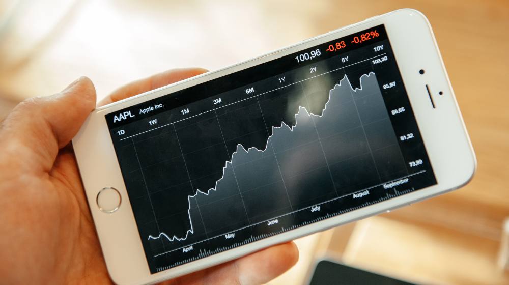 Hand holding Apple iPhone 6 Plus displaying the Apple stock price evolution | Credit Suisse Group Analysts Give Apple a $150.00 Price Target | featured