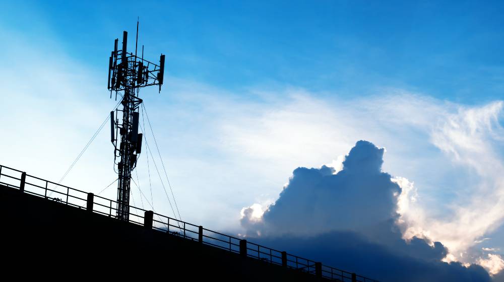 Silhouette of 5G smart mobile cellular network telephone radio network antenna | Airlines Warn of Catastrophic Crisis Once 5G Services Roll Out | featured