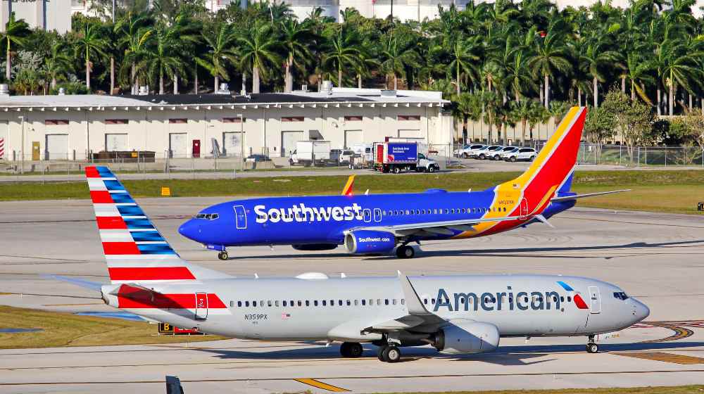 Southwest Airlines 737 and American Airlines 737 at FLL. Fort Lauderdale | Texas-based Airlines Defy Abbott’s Ban on Vaccine Mandates | featured