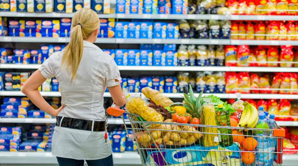 a woman is overwhelmed with the wide range in the supermarket | Fed’s Kashkari Says US Inflation Rate to Keep Going Up | featured