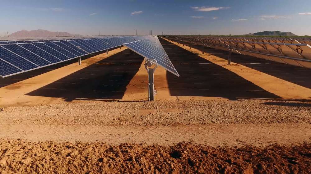 close up of solar power panels, in desert | US To Build Crimson Solar Project in California Desert | Featured
